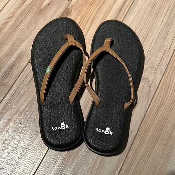 Sanuk Shoes - Sanuk flip flops